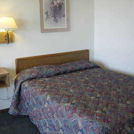 Viking Jr. Motel Saint Peter Room photo
